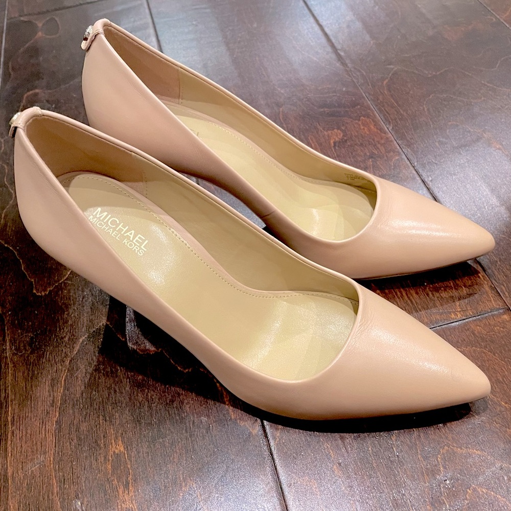 MICHAEL KORS: Dorothy Flex Nude Pumps. Size 7.5.